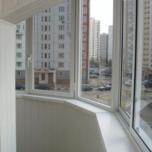 фотография выполненной работы по монтажу балконной рамы 